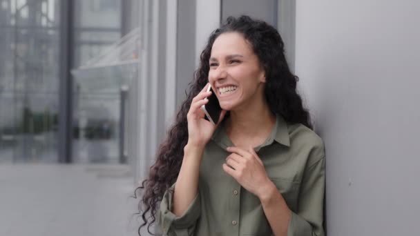 Cerca Riendo Sonriendo Feliz Mujer Milenaria Ciudad Aire Libre Tiene — Vídeos de Stock