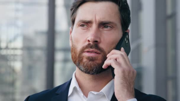 Portret Poważny Pewny Siebie Biznesmen Rozmawiający Przez Telefon Odpowiadający Rozmowy — Wideo stockowe