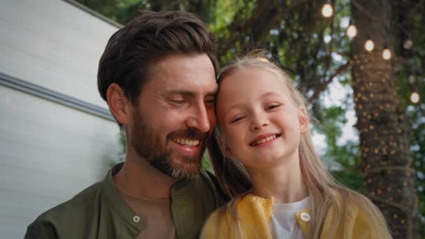 可爱的成年人留着胡子的白种人单身爸爸拥抱温暖的十几岁以下的小女孩女儿真诚的谈话谈笑着拥抱外面的时光 — 图库视频影像
