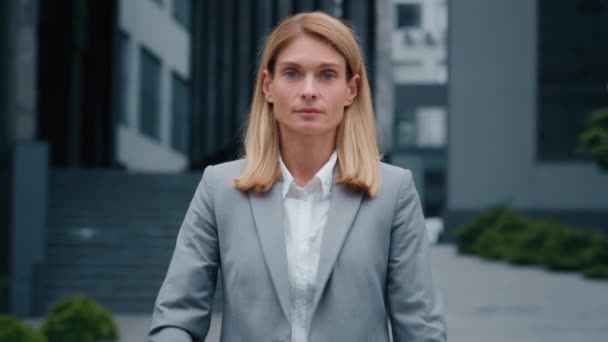 Närbild Säker Framgångsrik Ung Affärskvinna Formell Kostym Poserar Med Korsade — Stockvideo