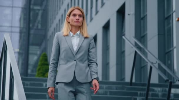 Elegante Ernsthafte Geschäftsfrau Grauen Anzug Steigt Die Treppe Der Straße — Stockvideo