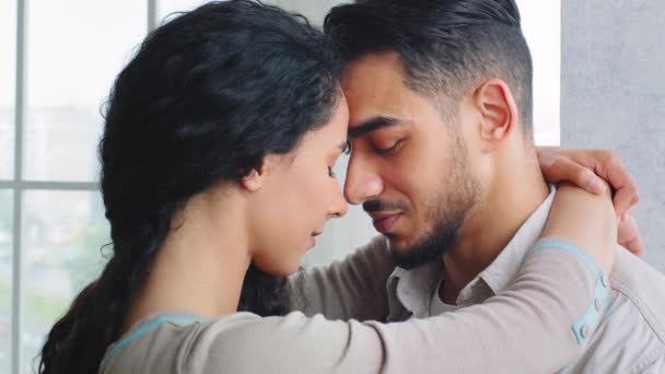Házas Pár Szerelmes Indiai Spanyol Szakállas Férfi Barát Barátnő Feleség — Stock videók