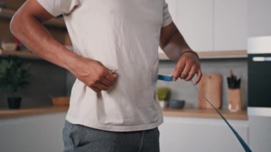 Tanınmayan sporcu Afrikalı erkek sporcu. Bant kontrolü, kilo kaybı, egzersiz, diyet, beslenme, kalori, kas kütlesi.