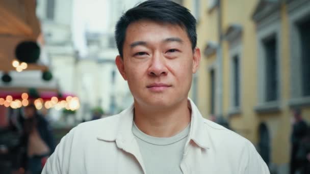Yakından Yetişkin Asyalı Bir Adam Sokak Erkek Portresi Üzerinde Tek — Stok video