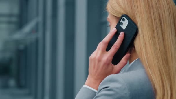 Voltar Ver Close Loira Caucasiana Empresária Falando Telefone Celular Atender — Vídeo de Stock