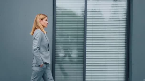 自豪而自信的女领导老板身着正装的职业女性员工在办公大楼的背景下走在大街上 成功地走在高加索认真的女商人的门外 — 图库视频影像