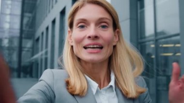 Web kamerasının yakın görüntüsü genç pozitif kadın blogger kayıtları vlog 'u selamlıyor açık havada akıllı telefon kullanarak konuşuyor başarılı iş kadını danışmanı çevrimiçi konferansta tavsiye veriyor