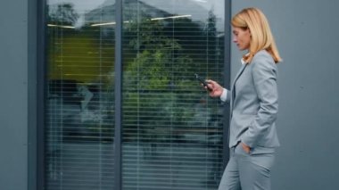 Zarif, kendine güvenen bir iş kadını elinde akıllı telefonuyla dışarıda dolaşıyor. E-postalarını kontrol ediyor. Gururlu iş kadını sosyal ağlara takılıyor.