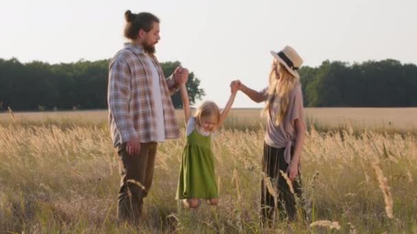 Beyaz Aile Annesi Şapkalı Baba Sakallı Çocuklu Erkek Buğday Tarlasında — Stok video