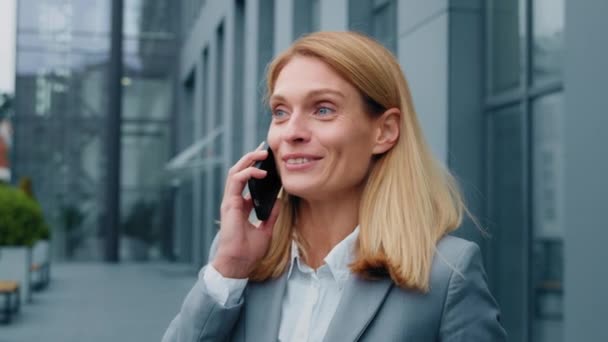Happy Antusias Senang Wanita Berbicara Telepon Genggam Luar Ruangan Berbagi — Stok Video