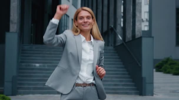 Mujer Feliz Bailando Aire Libre Contra Telón Fondo Edificio Oficinas — Vídeos de Stock