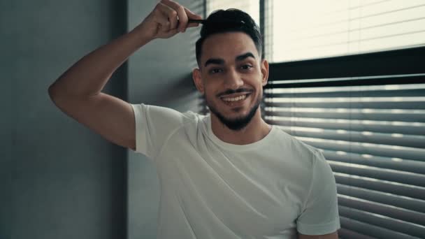 Sorrindo Hispânico Indiano Latina Barbudo Homem Olhando Para Câmera Pentear — Vídeo de Stock