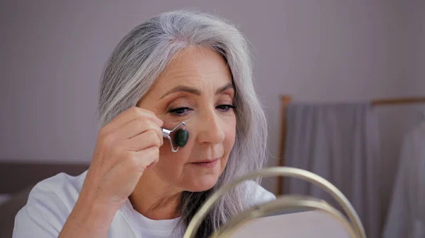 Yakın Plan Gri Saçlı Beyaz Kadın Model Büyükanne Aynaya Bakan — Stok fotoğraf