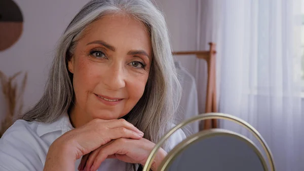 Ältere Grauhaarige Ältere Frau Der 60Er Jahre 50Er Dame Oma — Stockfoto