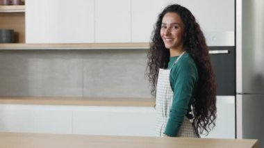 Komik Arap komedyen kadın aktif, eğlenceli genç anne ev işlerine ara veriyor mutfakta tek başına eğleniyor, ortadan kaybolma numarası yapıyor, evde aptalı oynuyor numarası yapıyor.