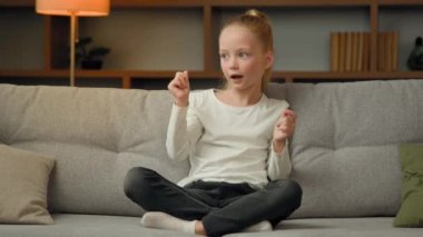 Aktif, sanatsal, beyaz bir genç kız. Evde müzik dinliyor. Müzik hobisi, mutlu çocuk dans ediyor, dinamik hareketler yapıyor.