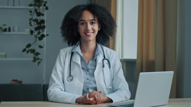 Ritratto Sorridente Donna Africana Terapeuta Dermatologo Professionista Psicologo Uniforme Medica — Video Stock