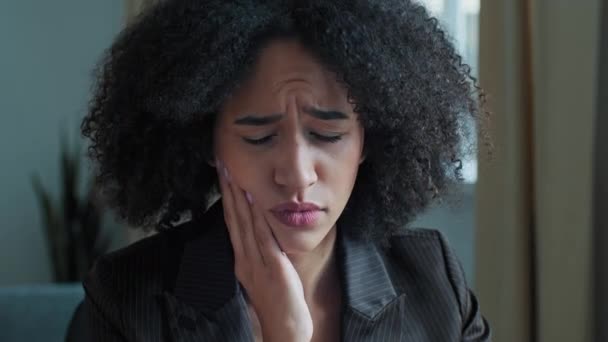 若い巻き毛のアフリカ系アメリカ人のビジネス女性は頬に触れる歯の痛みに苦しむ 学生病気の女の子は歯痛感歯科痛感出血歯茎口腔ケア問題病気Unwell病気 — ストック動画