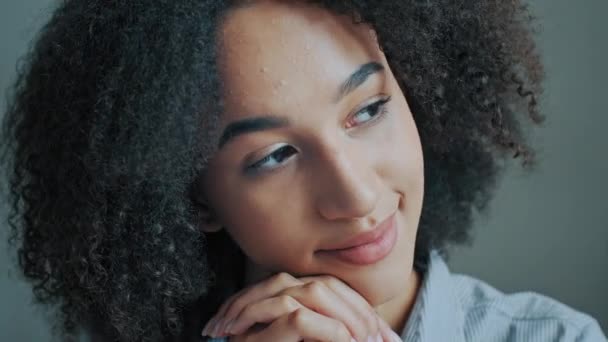 Närbild Huvud Skott Porträtt Drömmande Vacker Afrikansk Etnisk Kvinna Sitter — Stockvideo