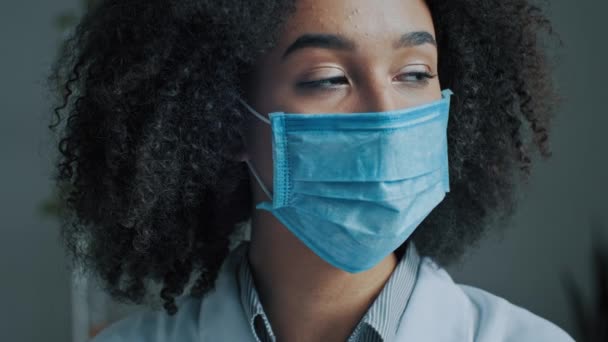 Chory Chory Kobieta Student Kręcone Młody Afrykański Dziewczyna Pacjent Masce — Wideo stockowe