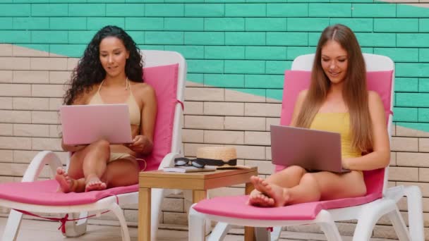 Zwei Sexy Mädchen Bikini Arbeiten Freiberuflich Mit Laptop Strand Des — Stockvideo