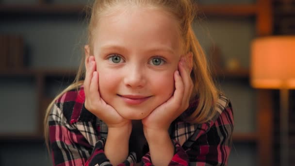 Criança Filha Bonito Menina Olhando Para Câmera Fêmea Criança Retrato — Vídeo de Stock