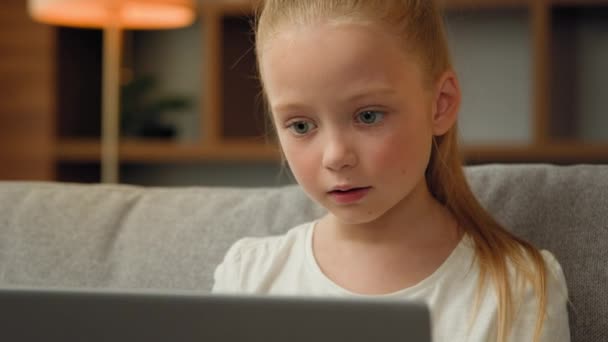 Barn Flicka Liten Unge Småbarn Grundskola Flicka Studie Med Dator — Stockvideo