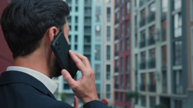 Arka plan görüşlü iş adamı şehir dışında cep telefonu konuşuyor kablosuz cep telefonu bağlantısı mesafe görüşmesi müşteri yöneticisi ile uzak iş anlaşmasını tartışmak akıllı telefon aygıtı ile müzakere