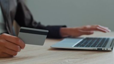 Kadın eli kapalı, etnik Afrikalı iş kadını finansal verileri bilgisayara giriyor kredi kartı ödemeleri internet mağazasından para transferi bağışı çevrimiçi alışveriş kolaylığı ecommerce ödeme