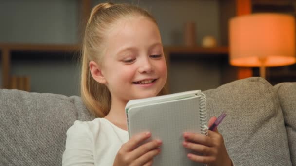 白人の小さなブロンドの女の子の子供の生徒小学校の女の子の子供は教科書を読んで勉強家庭教育の宿題読書文学の本のノートでコピーブックスマート脳の就学前のティーンエイジャーは テキストを学ぶ — ストック動画