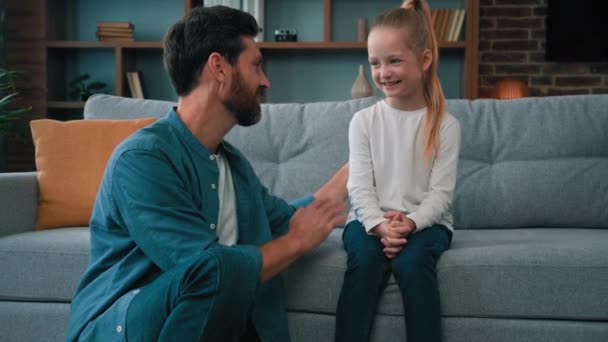快乐的爸爸心理学家和可爱的女儿坐在地板上和可爱的女儿说话可爱的孩子的父母给漂亮的小女孩5块钱鼓励好的行为高加索家庭一起玩乐 — 图库视频影像