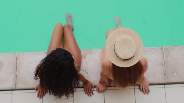在游泳池里 年轻女子在豪华温泉酒店度过暑假 在度假胜地晒黑了乌黑的纤细女子模特儿旅游 — 图库视频影像