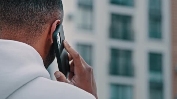 Bagudrettet Afrikansk Mand Voksen Latinoer Freelancer Taler Mobiltelefon Udendørs City – Stock-video