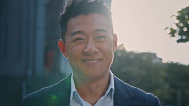 Utomhus Porträtt Asiatiskt Tal Mogen Affärsman Ler Glad Staden Solljus — Stockvideo