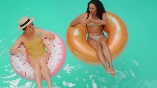 Junge Sexy Blonde Und Brünette Frauen Reisende Models Bikini Badebekleidung — Stockvideo