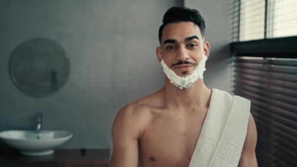 Zabawny Portret Mężczyzny Łazience Latynoski Indian Latina Nagi Mężczyzna 30S — Wideo stockowe