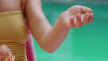 Kapalı bayan turist kadın güneş kremi, nemlendirici, güneş kremi, güneş banyosu, sağlıklı bronz tenli genç bayan, yüzme havuzu spa derisi kavramının yanında dinlenmek için güzellik kremi kullanın.