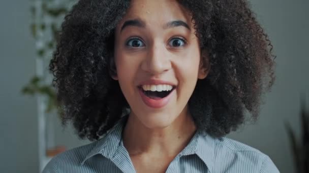 Портрет Изумлен Счастливый Эмоциональный Бизнесмен Африканская Женщина Студентка Победитель Получить — стоковое видео
