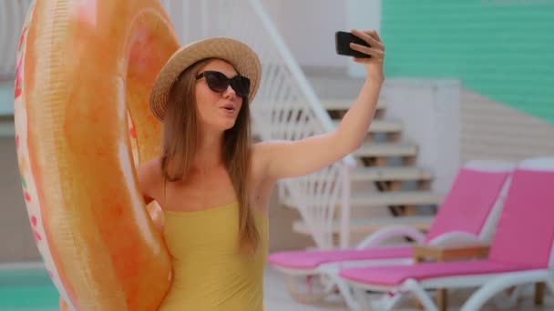 Hermosa Mujer Rubia Turista Mujer Con Estilo Blogger Chica Dama — Vídeo de stock
