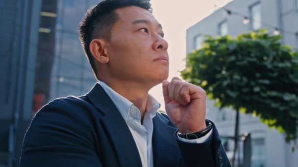 Nachdenklicher Asiatischer Koreaner Denkt Über Geschäftsidee Nach Erwachsene Mittvierziger Chinesischen — Stockvideo