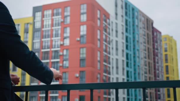 成功的高加索男工男性领导商人身穿奢侈品站在现代写字楼公司阳台阳台上 凝视着市中心摩天大楼的规划理念 — 图库视频影像