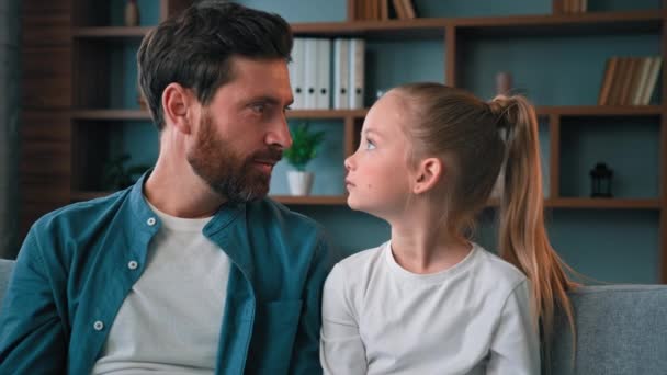 코카서스 아빠와 귀여운 딸웃는 아버지묘한 얼굴로 유아원 가족은 아이가 아버지의 — 비디오