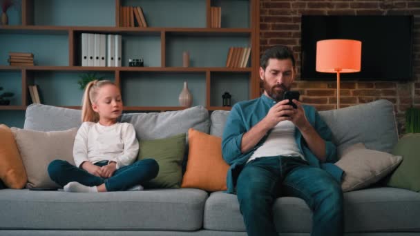 Niña Aburrida Descansando Casa Con Padre Papá Joven Usando Teléfono — Vídeos de Stock