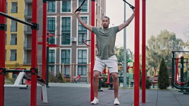 力量雄厚的运动员非洲拉蒂娜男子运动员强壮的男子做腿部运动用重量级训练男子力量运动男子蹲伏在运动场上抵抗锻炼健康的身体护理 — 图库视频影像