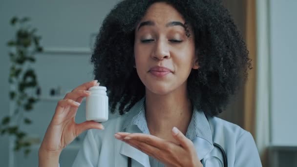 アフリカ医学女性医師顧問は 鎮痛薬ビタミン錠付きカメラボトルでお勧めします民族専門セラピストアレルギー医療からの治療のための薬を促進する — ストック動画