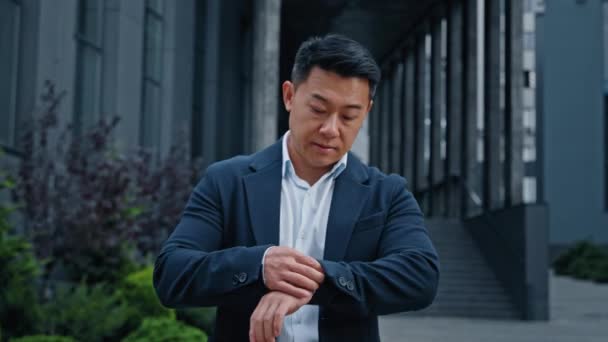Naštvaný Muž Středního Věku Čekající Taxi Bojí Opožděnosti 40S Asijské — Stock video