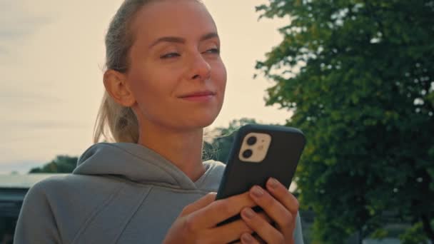 Ung Kaukasisk Sport Kvinna Blond Dam Hålla Smartphone Gadget Sms — Stockvideo