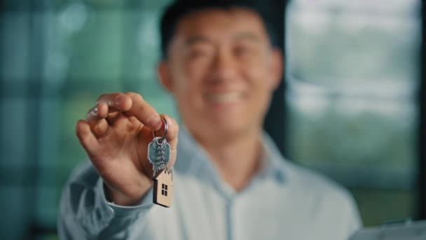 Erfolgreicher Glücklicher Asiatischer Mann Eigenheimbesitzer Geschäftsmann Immobilienverwalter Halten Schlüssel Für — Stockvideo