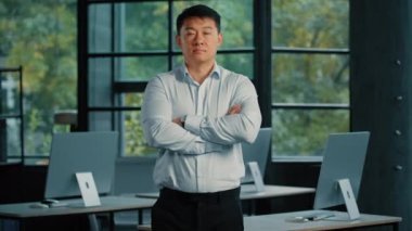 Portre güçlü Asyalı profesyonel patron iş adamı Kore 'li Japon işveren liderini ikna etti. Çağdaş ofis şirketinde silahlarla poz vererek iş planı motivasyonu kavramını ortaya koydu.