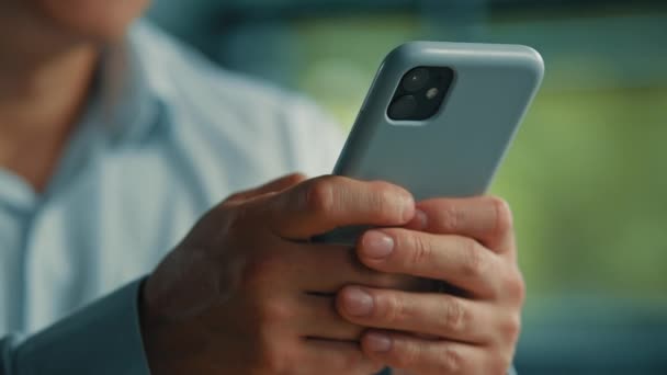Close Männlich Unbekannt Geschäftsmann Mitarbeiter Halten Den Händen Telefon Gadget — Stockvideo